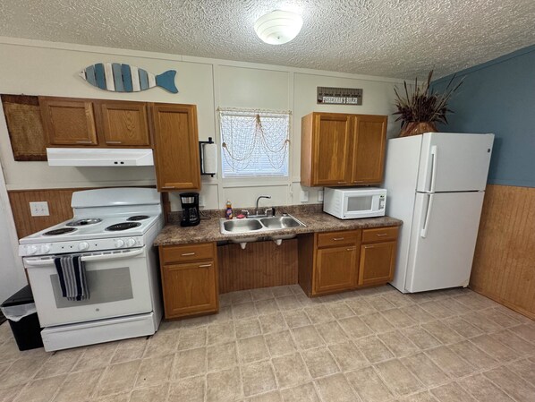 Fridge, microwave, oven, stovetop - mobile home in Mineola area. Perfect for the FISHERMEN of our local lakes. (Mineola)