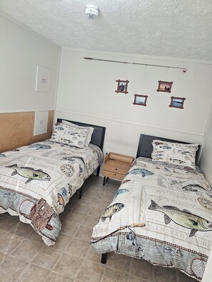 1 bedroom, bed sheets - mobile home in Mineola area. Perfect for the FISHERMEN of our local lakes. (Mineola)