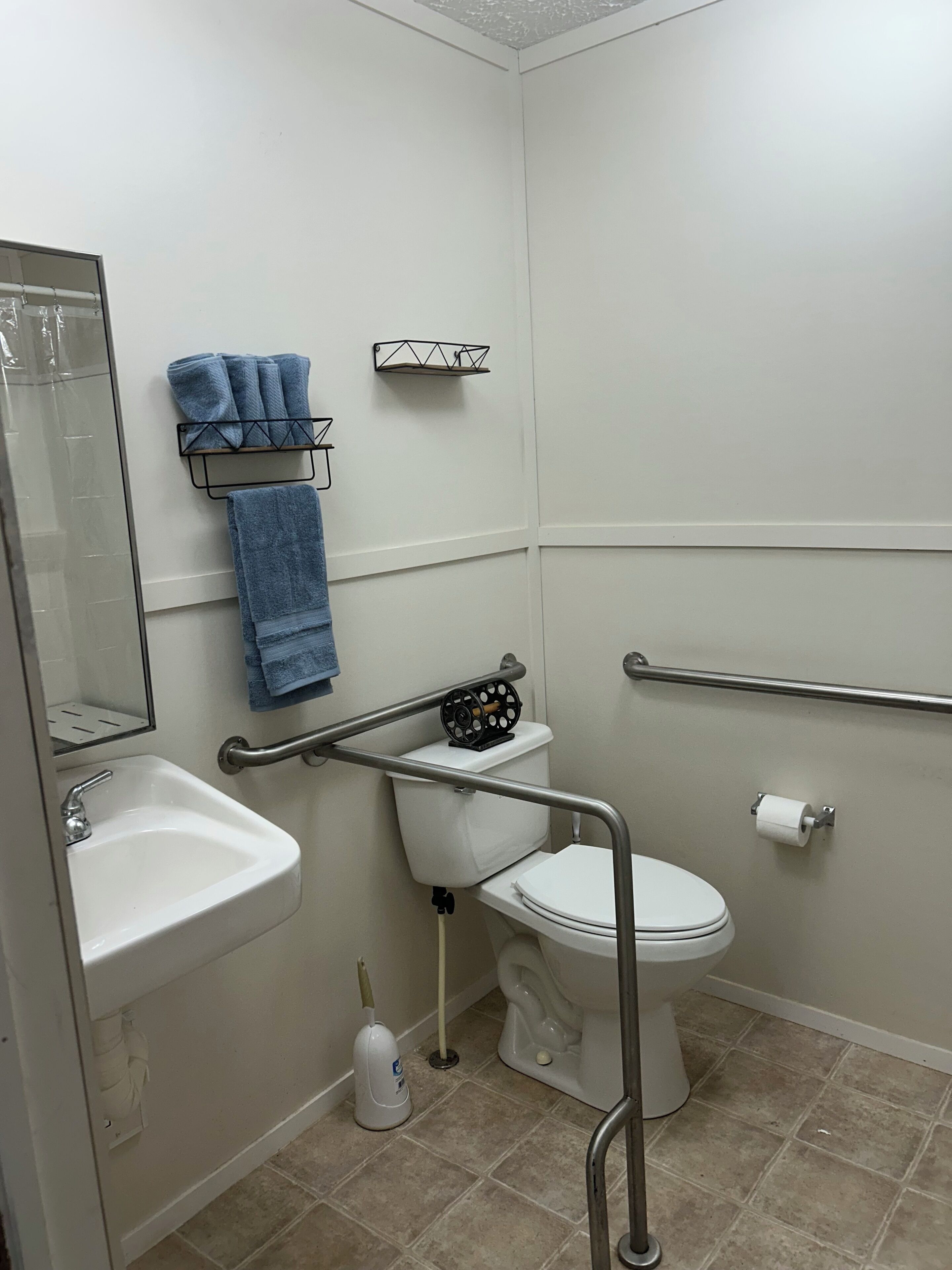 Dusche, Handtücher, Seife, Toilettenpapier