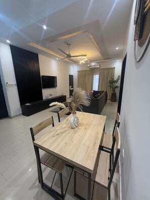 Dining - Cozy 2-bedroom house in charming Accra with AC, WiFi - Jessica's INN (Accra)