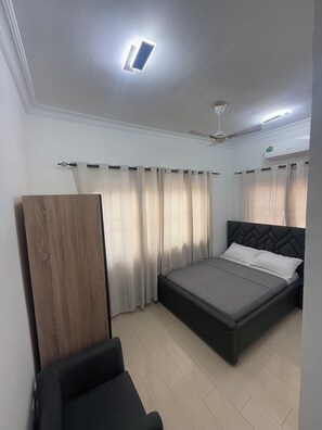 2 bedrooms, iron/ironing board, WiFi, bed sheets - Cozy 2-bedroom house in charming Accra with AC, WiFi - Jessica's INN (Accra)