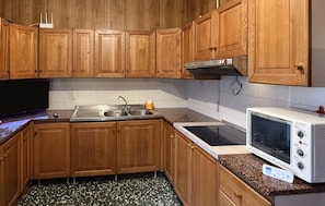 Fridge, cookware/dishes/utensils
