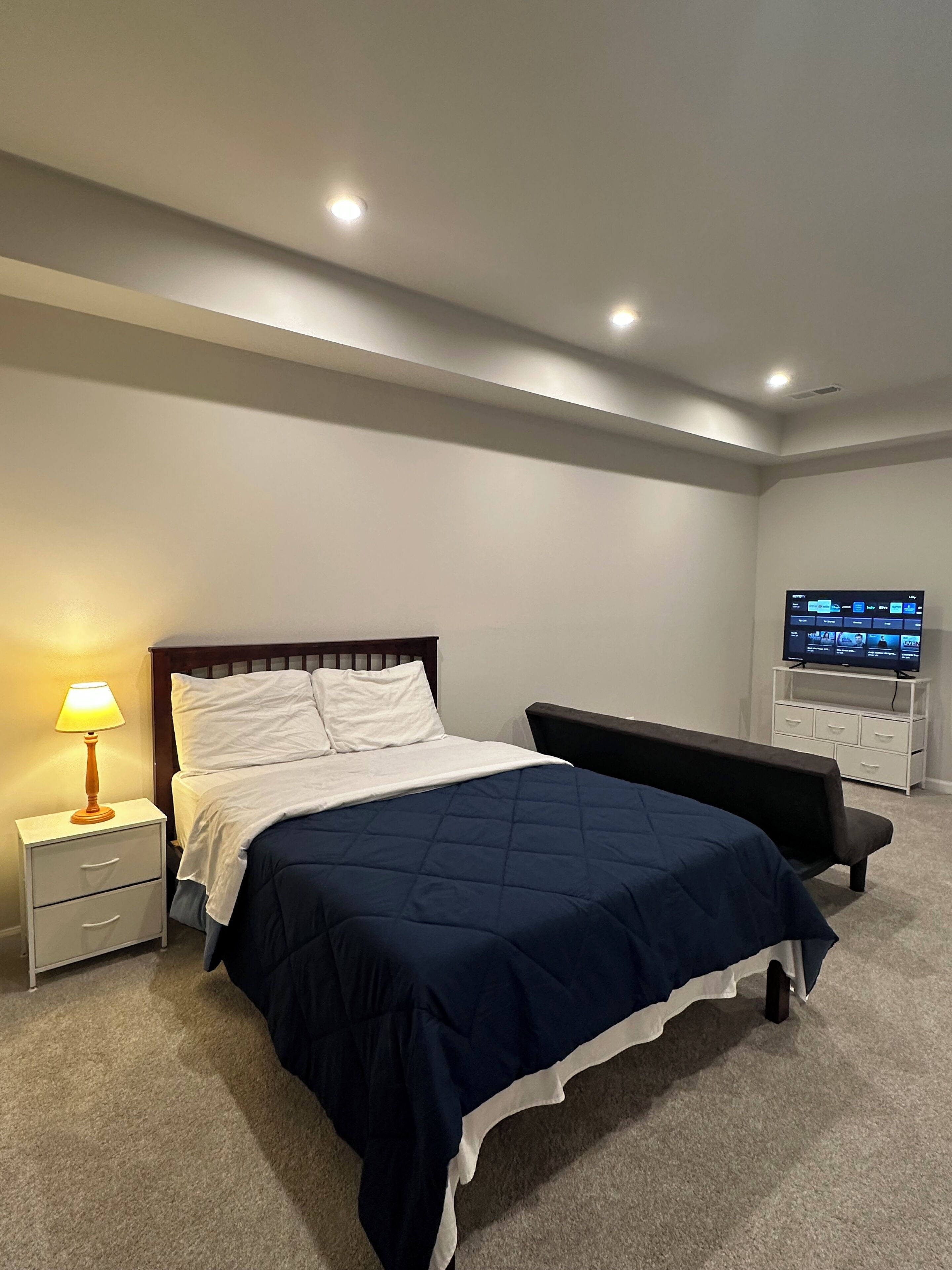 1 多间卧室、客房内保 险箱、办公桌、熨斗/熨衣板