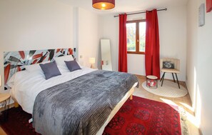 4 bedrooms, iron/ironing board, travel cot, free WiFi