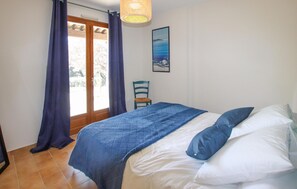 4 bedrooms, iron/ironing board, travel crib, free WiFi