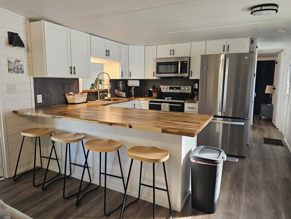 Kjøleskap, mikrobølgeovn, ovn og kokeplater