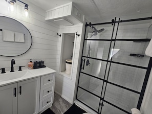 Shower, hair dryer, towels, soap - Slice of Paradise w/community pool near beaches & downtown! (Fort Myers)