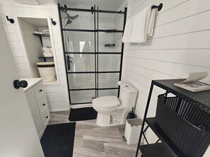 Een douche, een haardroger, handdoeken, zeep
