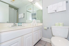 Shower, hair dryer, towels, shampoo - Sea Mist 51007 (Myrtle Beach)