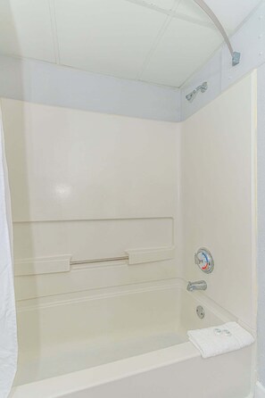 Douche, séchoir à cheveux, serviettes fournies, shampooing