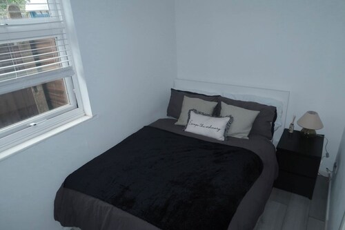 Charming 1-bedroom apartment in wonderful London with WiFi and free parking
