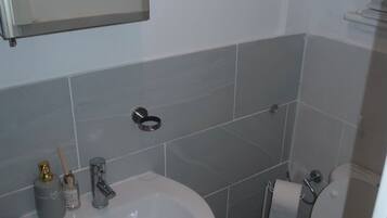 Dusche, Handtücher, Seife, Toilettenpapier