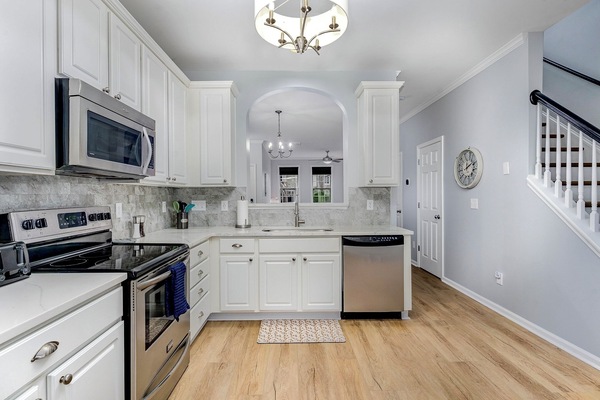 Jääkaappi, mikroaaltouuni, uuni, liesi