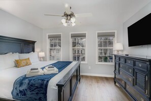 2 soverom, skrivebord, strykejern/-brett og reiseseng for barn