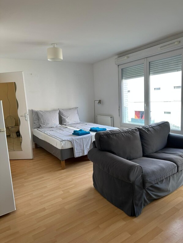 1 bedroom, iron/ironing board, WiFi, bed sheets - 400 sq. feet large studio with WiFi just 7 minutes from Paris (Arcueil)