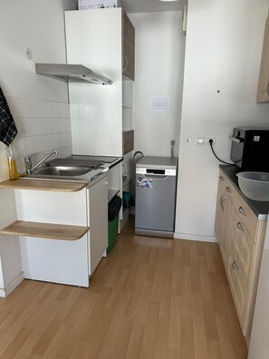 Private kitchen - 400 sq. feet large studio with WiFi just 7 minutes from Paris (Arcueil)