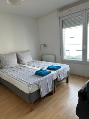 1 bedroom, iron/ironing board, WiFi, bed sheets - 400 sq. feet large studio with WiFi just 7 minutes from Paris (Arcueil)
