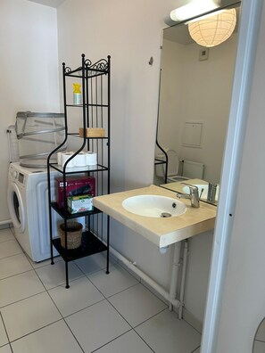Shower, hair dryer, towels, soap - 400 sq. feet large studio with WiFi just 7 minutes from Paris (Arcueil)