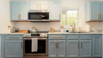 Frigorífico, microondas, horno y placa de cocina