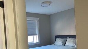 Soundproofing, iron/ironing board, WiFi (free) - Ravina Garden Suite (Victoria)