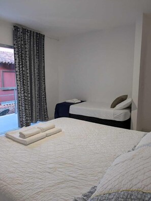 Habitación triple, varias camas, balcón | Wifi gratis