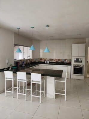 Full-sized fridge, microwave, oven, stovetop - Oceano Sagrado (Porto Seguro)