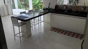 Refrigerador con freezer, microondas, horno, placa de cocina