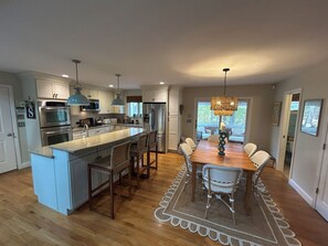 Mikrobølgeovn, ovn, kokeplater og oppvaskmaskin