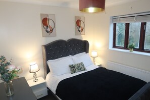 3 bedrooms, iron/ironing board, WiFi, bed sheets - Cozy 3-bedroom home in Milton Keynes with free parking and WiFi (Emerson Valley)
