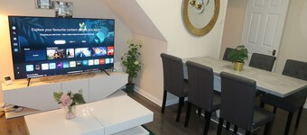 Cozy 3-bedroom home in Milton Keynes with free parking and WiFi