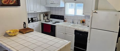 KĂŒhlschrank, Mikrowelle, Ofen, Herdplatte