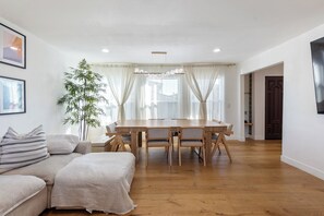 Smart TV, chimenea, libros