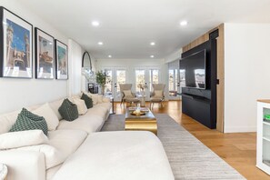 Smart TV, chimenea y libros 