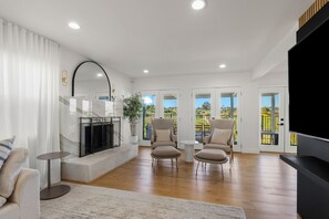 Smart TV, chimenea y libros 