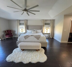 4 chambres, bureau, fer et planche à repasser, lit de bébé portatif