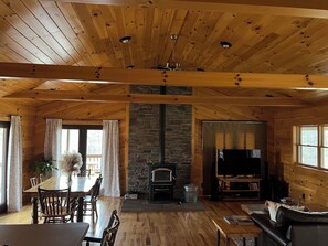Interior - Cozy cabin with indoor fire place (Killbuck)