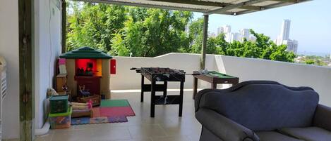 Quarto quádruplo família, 1 quarto | Área de estar | Pebolim