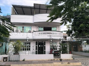 Vista frontal de la propiedad