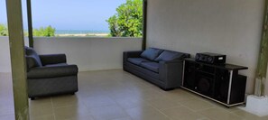 Habitación cuádruple familiar, 1 habitación | Zona de estar | Un futbolín