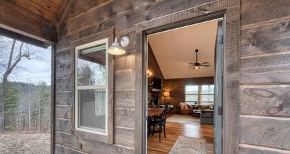 Quiet cabin in Appalachian Mountains w/mtn views & hot tub