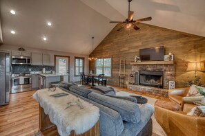 Living area - Oak and Antler Cabin - New Build, Mtn View, Hot Tub (Suches)