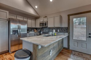 Private kitchen - Oak and Antler Cabin - New Build, Mtn View, Hot Tub (Suches)