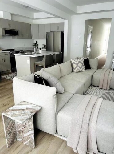  Modern Stay Niagara. 3 bedroom house.  Minutes from Niagara Falls. Book now!