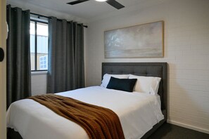 2 bedrooms, desk, iron/ironing board, WiFi