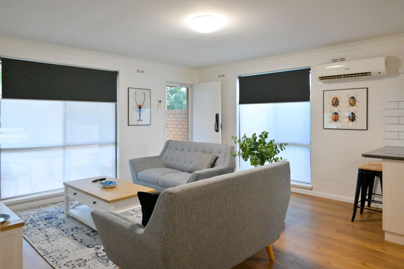 Een televisie en een stereo