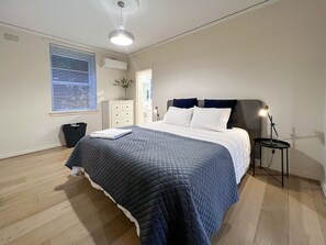 1 bedroom, desk, iron/ironing board, WiFi - Affordable Luxury - CBD Wagga (Wagga Wagga)