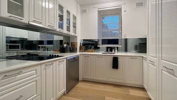 KĂŒhlschrank, Mikrowelle, Herdplatte, GeschirrspĂŒler