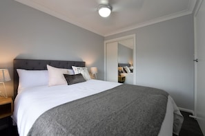2 habitaciones, escritorio, tabla de planchar con plancha y wifi 