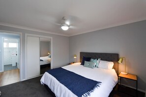 2 habitaciones, escritorio, tabla de planchar con plancha y wifi 
