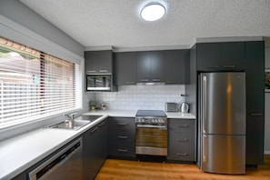Refrigerador, microondas, horno y parrilla de estufa 